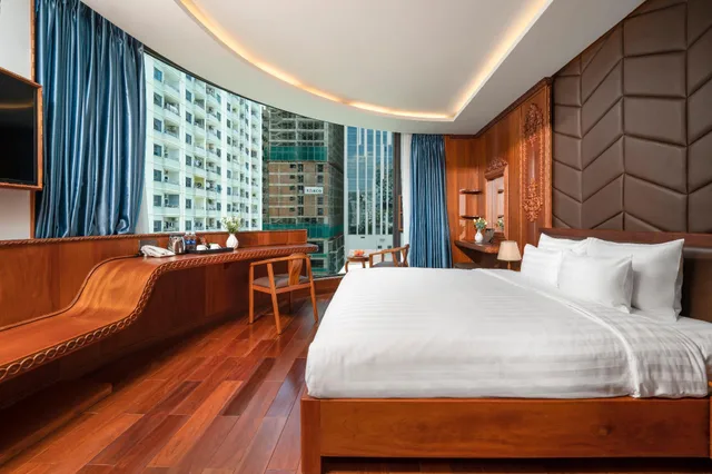 غرفة سوبيريور بسرير كينج بحوض استحمام، Monalisa Luxury Hotel 1/1