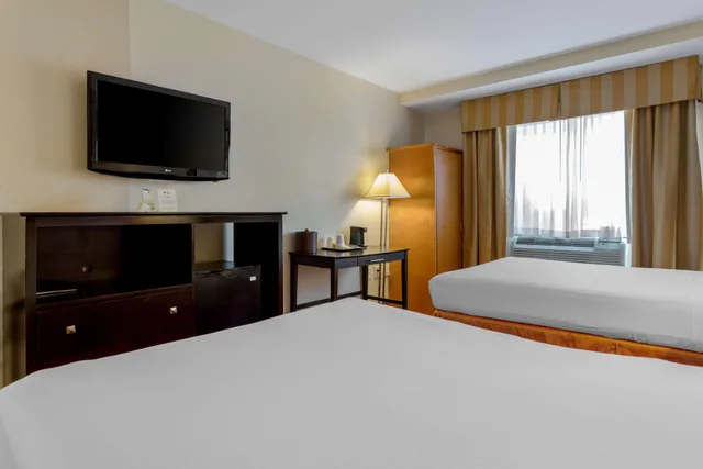 Basement, 2 Queen Beds، Best Western Plus Brooklyn Bay Hotel 1/5