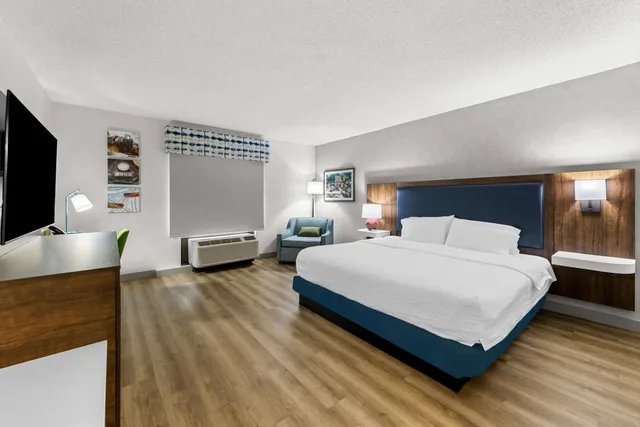 Room, King Bed, Bathtub, Accessible, Hampton Inn Chattanooga North Ooltewah 1/3