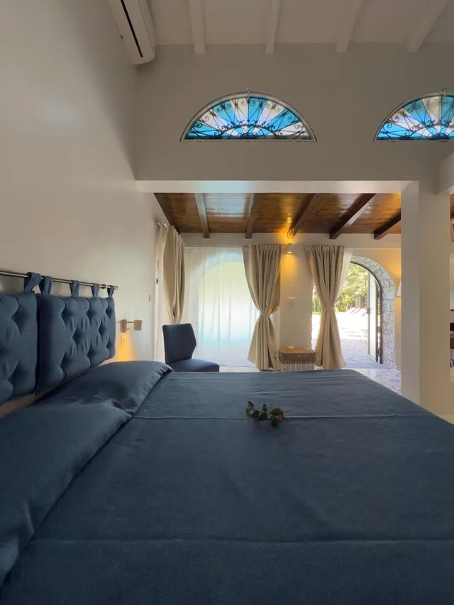 غرفة بسرير مزدوج بإطلالة على المسبح، La Villa 3/10