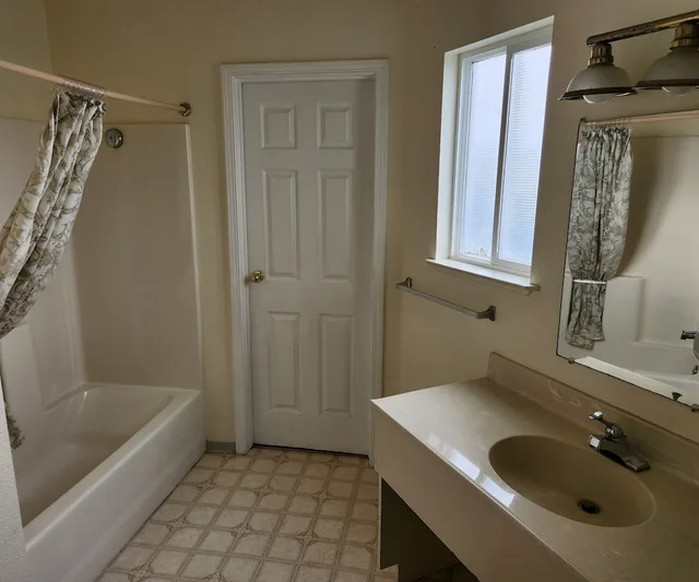 غرفة قياسية ثلاثية بسريرين كوين، Bayview Inn 2/2