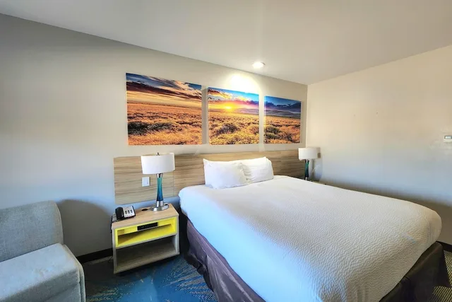 غرفة بسرير كينج، Days Inn & Suites by Wyndham Katy 5/9
