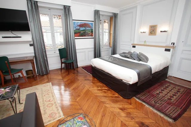 جناح جونيور، Hotel Des Celestins 1/3