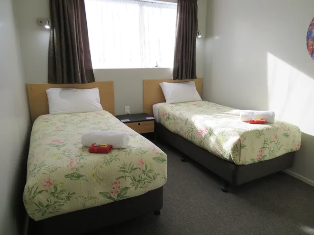 2 Bedrooms, Apartment, 1 Double and 4 Single Beds، Commodore Court Motel 3/7
