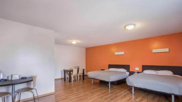 غرفة عائلية بسريرين كوين مع أريكة، Motel 6 Camrose, AB 1/3
