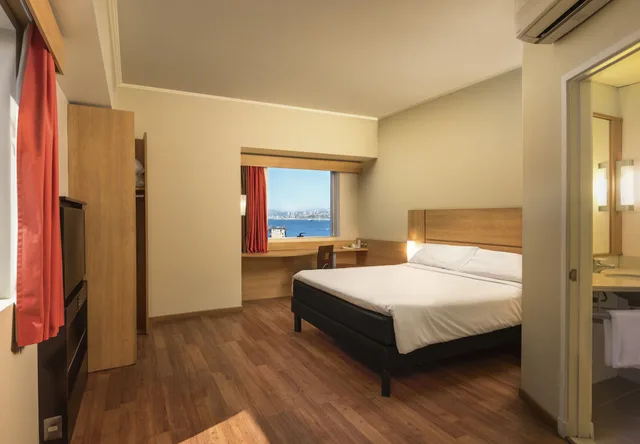 غرفة بسرير كوين بإطلالة على البحر، Ibis Valparaiso 8/10