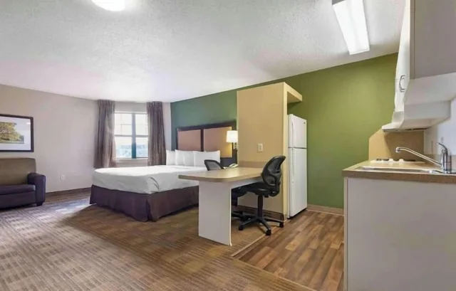 غرفة بسرير كينج بمطبخ لذوي الإعاقة، Studio 6 Corporate Extended Stay Rochester Henrietta NY 10/10