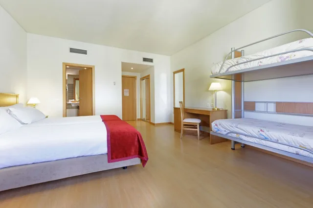 غرفة ديلوكس عائلية بسريرين منفصلين وسرير بطابقين، Tryp By Wyndham Porto Centro Hotel 3/8