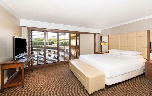 ambassador 1 king bed agave suite 1.5 bath، Hilton Phoenix Resort at the Peak 1/4