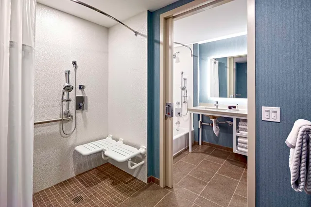 جناح بسريرين كوين لذوي الإعاقة، Anaheim Suites Hotel 2/3