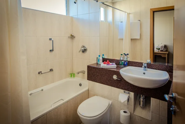 غرفة بسرير مزدوج بحوض استحمام لذوي الإعاقة، Rochestown Lodge Hotel 4/4