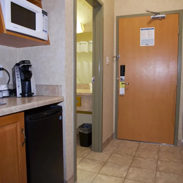 جناح سوبيريور بسرير كينج، Days Inn and Suites by Wyndham Brooks 4/6
