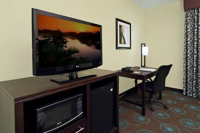غرفة بسرير كينج مع أريكة لذوي الإعاقة، Hampton Inn Beeville 1/1