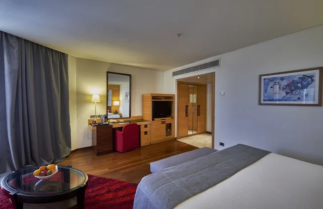 جناح تنفيذي بسرير كينج، Coral Beach Hotel & Resort Beirut 1/3