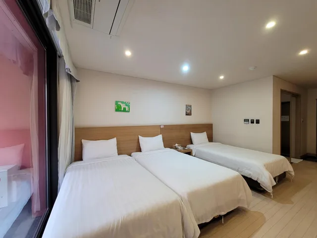 غرفة ثلاثية بشرفة، BK HOTEL JEJU 8/10