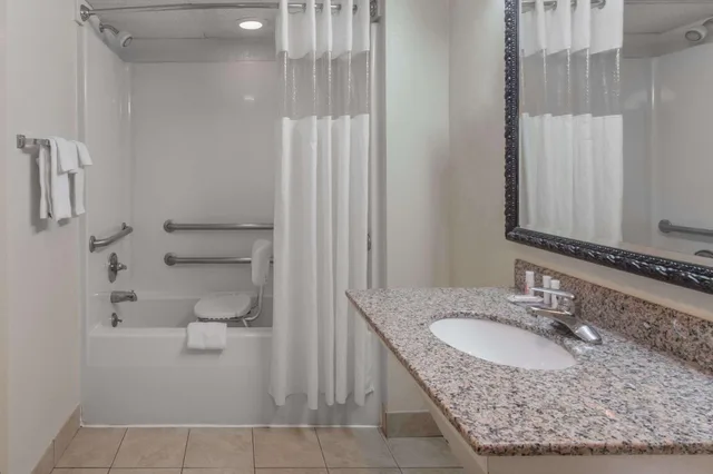 غرفة لذوي الإعاقة، Baymont by Wyndham Pigeon Forge near Island Drive 4/4