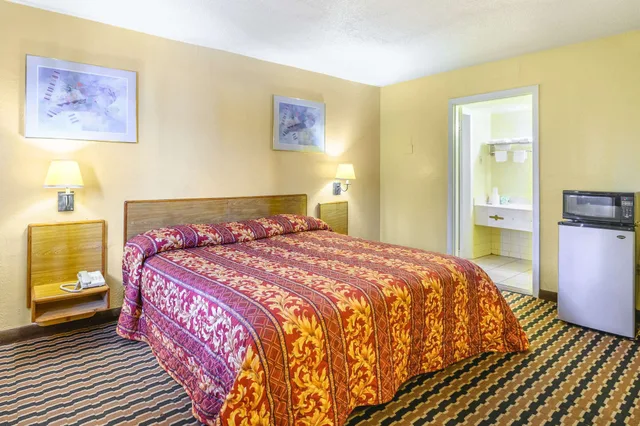 Room, King Bed, Exterior Entrance، Rodeway Inn Metairie - New Orleans West 3/4
