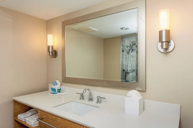Suite, King Bed, Sofa, Holiday Inn Express and Suites La Jolla - Windansea Beach 2/2
