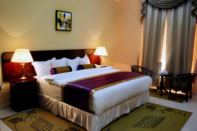 غرفة قياسية بسرير كينج، Royal Garden Hotel 2/2