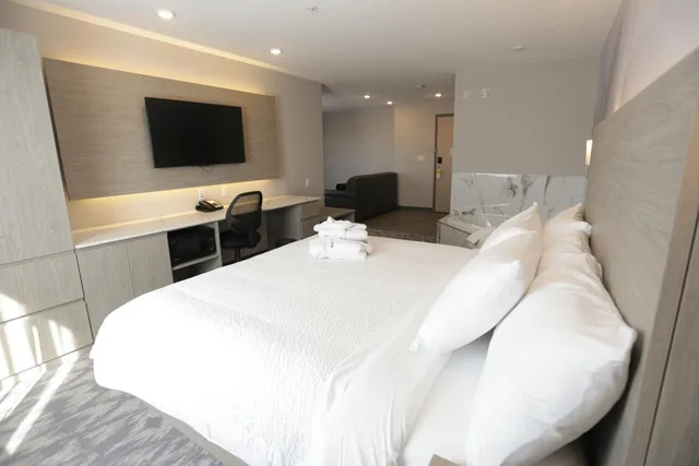 جناح بسرير كينج مع أريكة، Days Inn by Wyndham Calgary North Balzac 5/10