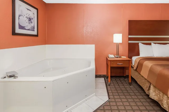 غرفة قياسية بسرير كينج بحوض جاكوزي، Days Inn By Wyndham Dalton 5/5