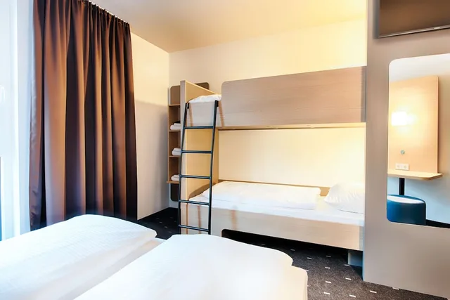 غرفة رباعية بسريرين منفصلين وسرير بطابقين، B&B Hotel Rostock City-West 1/5