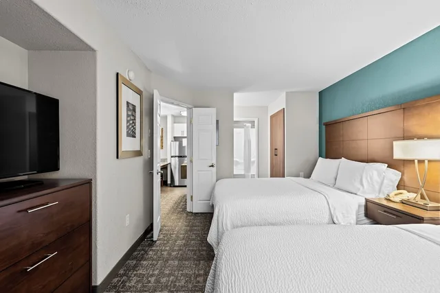 جناح بسرير كينج وسريرين كوين بغرفتي نوم مع أريكة بمطبخ، Staybridge Suites Hotel Calgary Airport 2/10
