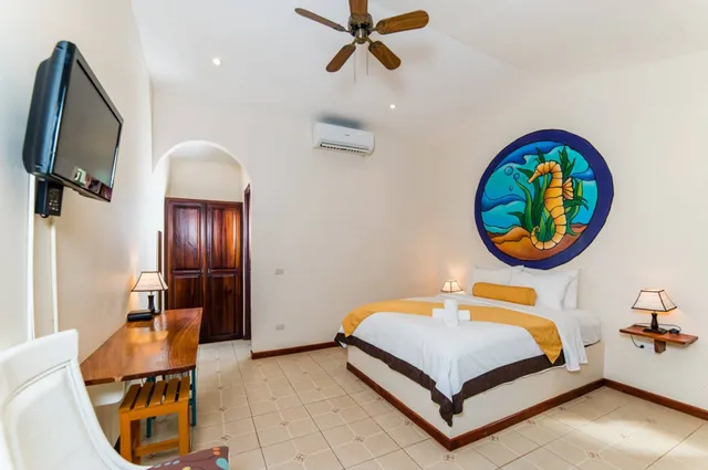 Deluxe, 1 Queen and 1 Single Bed, Hotel Pasatiempo 2/9