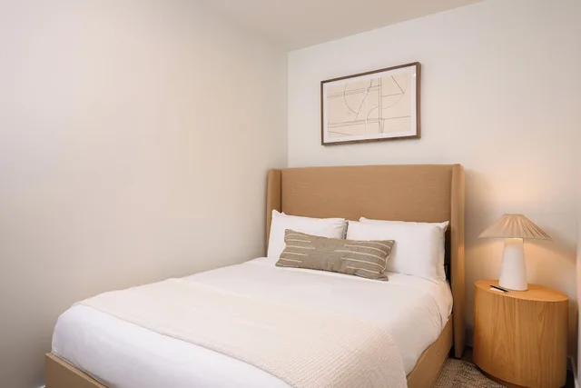جناح تنفيذي بسرير كينج بشرفة بغرفة نوم واحدة مع أريكة، Sense28 Edgewater, an AvantStay Hotel 4/9