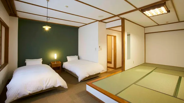 غرفة يابانية غربية قياسية بإطلالة على النهر بأرضية تاتامي، Yumori Onsen Hostel 1/1