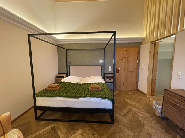 غرفة بسرير كوين بإطلالة على الجبل بشرفة، Landhaus Kossel 6/10