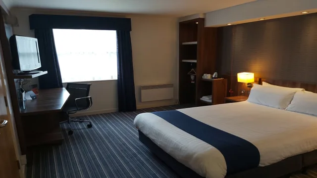 Standard, King Bed, Holiday Inn Express Glenrothes 2/4