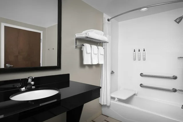 غرفة بسريرين كوين مع أريكة، Fairfield Inn Suites Fayetteville North 4/5