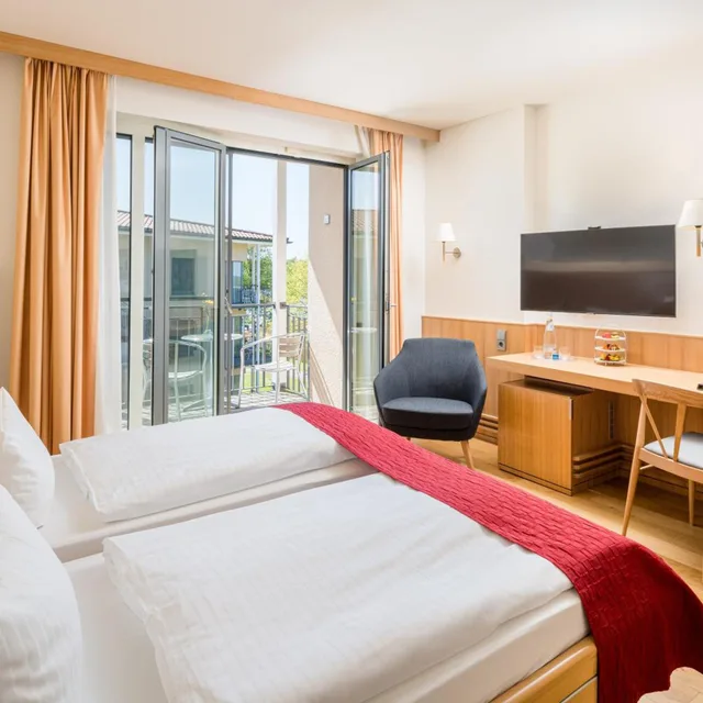 غرفة قياسية بسرير مزدوج بإطلالة على البحيرة، Seehotel Rheinsberg 3/6