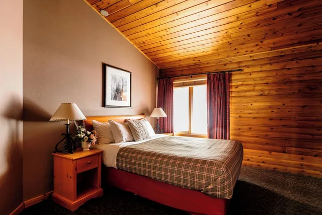 Cedar, Loft, Lodge, Suite, 3 Queen Beds, 2 Queen Beds, Sofa، Miette Mountain Cabins 2/5
