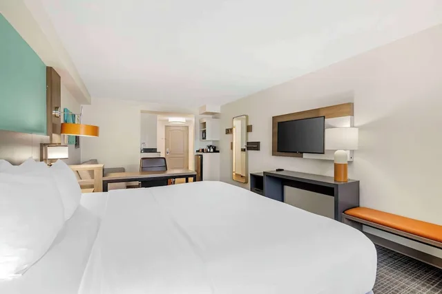 جناح بسرير كينج مع أريكة لذوي الإعاقة، Comfort Suites Valdosta Mall Area 1/4