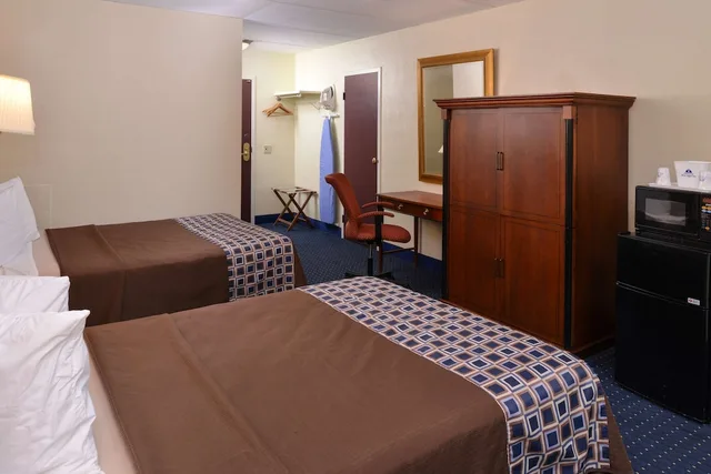 غرفة بسريرين مزدوجين، Americas Best Value Inn Geneva 2/3