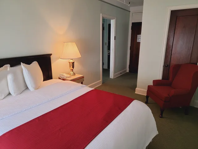 غرفة بسرير كوين مع أريكة، Penn Wells Historic Hotel 1/2