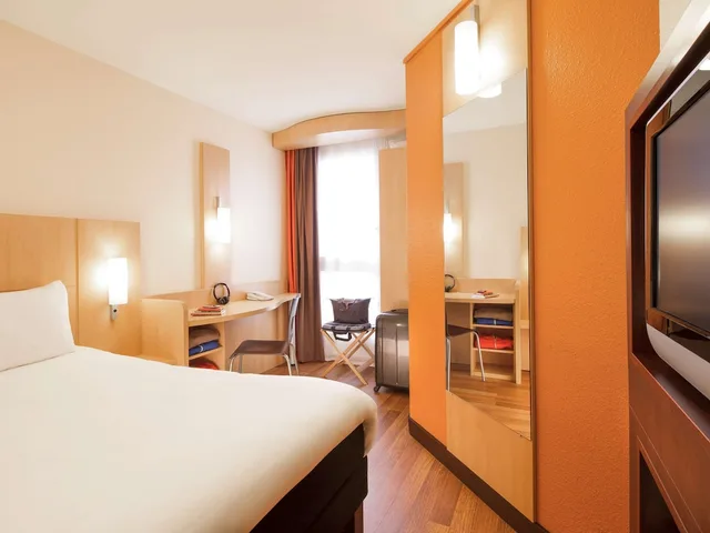 غرفة قياسية بسرير مزدوج وسرير فردي، Ibis Paris Versailles Chateau 3/8