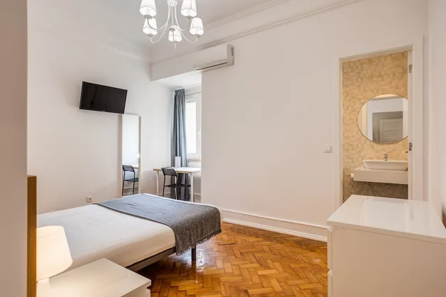 City, Double Bed، Home Out Rooms and Apartments 3/6