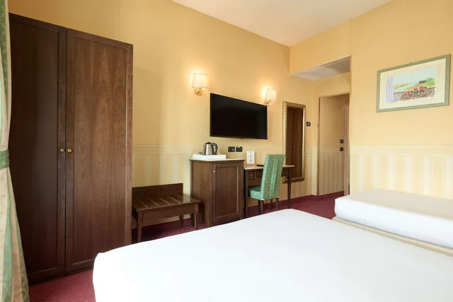 غرفة كلاسيكية بسرير كوين وسرير فردي للمدخنين، Best Western Hotel Tritone 1/5