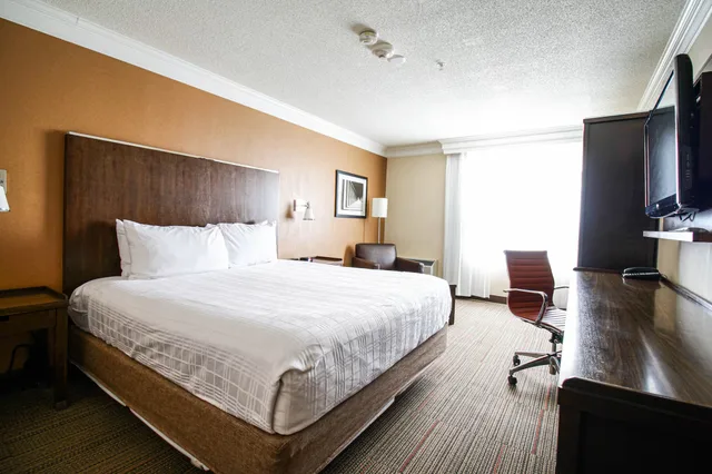 غرفة ديلوكس بسرير كينج، Waterloo Suites Hotel, Trademark Collection by Wyndham 1/1