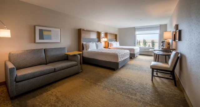 غرفة بسريرين كوين مع أريكة، Holiday Inn Edmonton S Ellerslie Rd 6/9