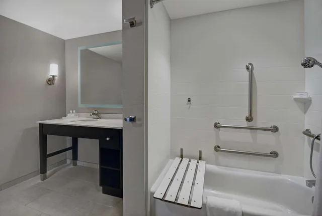 جناح بسرير كينج مع أريكة لذوي الإعاقة، Homewood Suites By Hilton Hamilton Nj 3/3