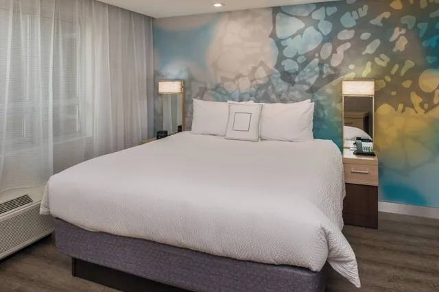 غرفة بسرير كينج بإطلالة على البحر مع أريكة لذوي الإعاقة، Courtyard By Marriott Temecula Murrieta 3/5