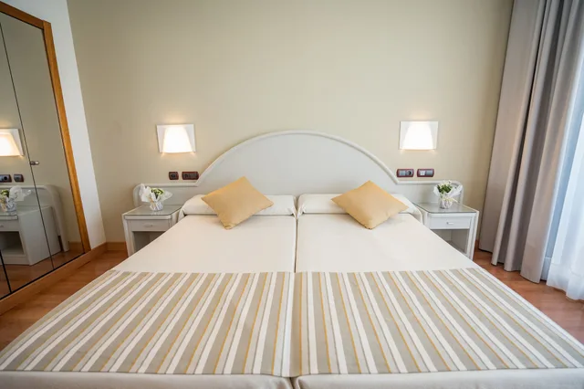 غرفة كومفورت بسريرين منفصلين بشرفة بإطلالة جزئية على البحر، Gran Hotel Costa del Sol 3/4