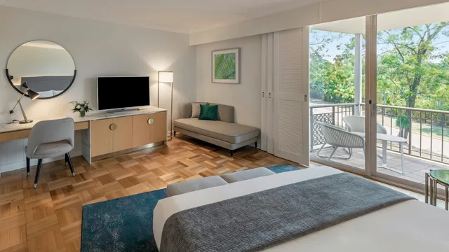 غرفة كلاسيكية بسرير كينج بإطلالة على المرسى، Intercontinental Sanctuary Cove 3/6
