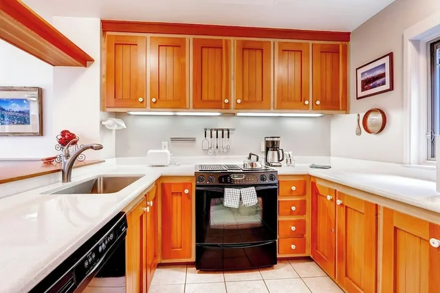 غرفة بريميير بسرير كوين بغرفة نوم واحدة مع أريكة، Forest Condominiums 4/4
