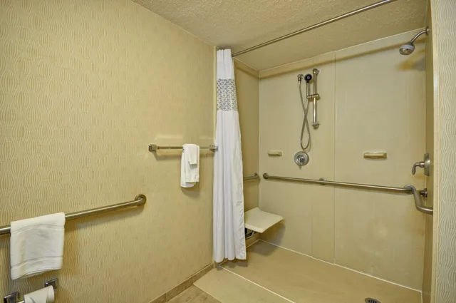 غرفة بسرير كوين، Hampton Inn Cleveland Westlake 4/4