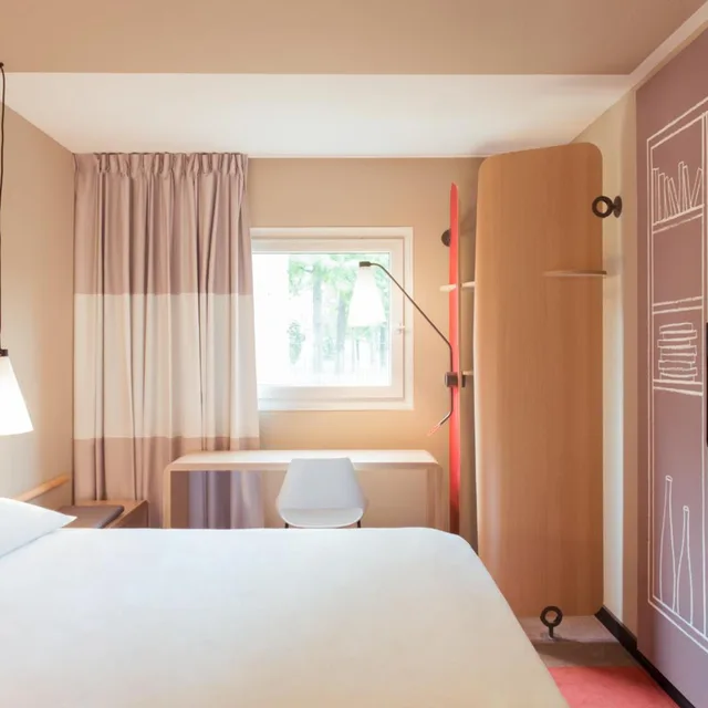Superior, Queen Bed, Sofa, ibis Hamburg City 1/10
